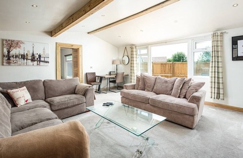 Upton Cheyney Cabina | Modern cabins with gorgeous lounge & sunny deck sleeps 18