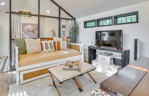 Camden Apartamento | Modern Camden Villa w/ Deck, Near Tennessee River