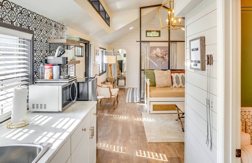 Camden Apartamento | Modern Camden Villa w/ Deck, Near Tennessee River
