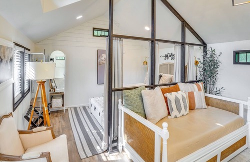 Camden Apartamento | Modern Camden Villa w/ Deck, Near Tennessee River