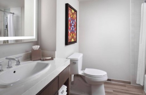 Zona Hotelera Complejo | Modern Cancun resort with comfy home feel at the edge of beach and pool living.