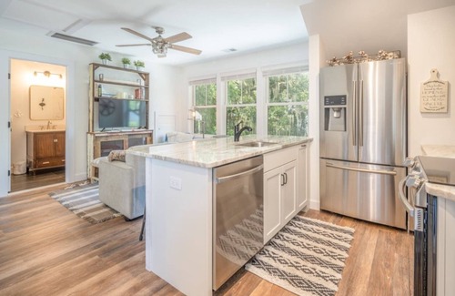 Olde Town Cabaña | Modern Carriage House in Old Town Bluffton + Walkable to everything!