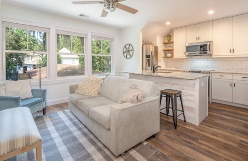 Olde Town Cabaña | Modern Carriage House in Old Town Bluffton + Walkable to everything!