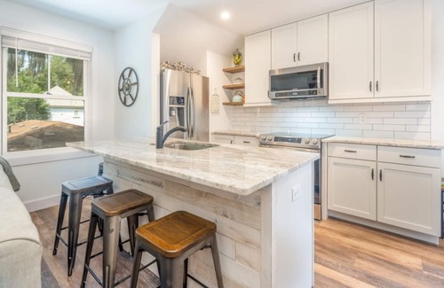 Olde Town Cabaña | Modern Carriage House in Old Town Bluffton + Walkable to everything!