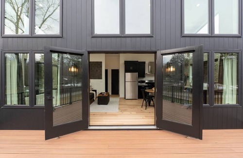 Saugatuck Casa | Modern Carriage House in the Hills of Saugatuck