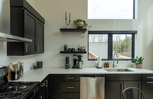 Saugatuck Casa | Modern Carriage House in the Hills of Saugatuck