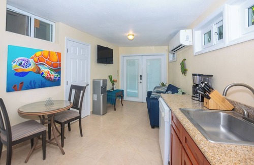 Antoneys Cay Casa | Modern Casita with Dock and pool steps from the beach With great Snorkeling