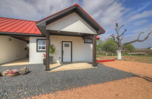 Fredericksburg Casa | Modern Casita with Hot Tub – Six Minutes from Main Street