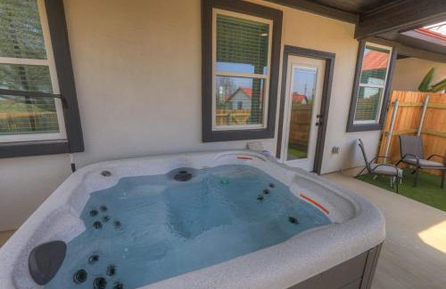 Fredericksburg Casa | Modern Casita with Hot Tub – Six Minutes from Main Street