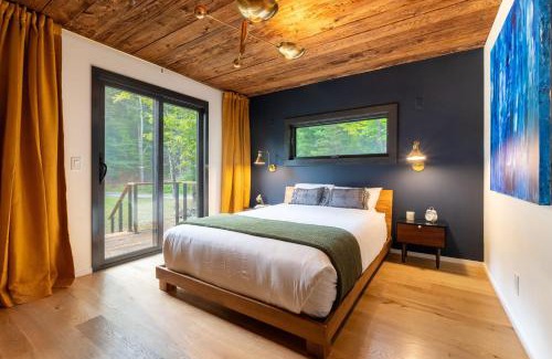 Glenford Casa | Modern Catskills Escape w Open Living Steam Shower Hot Tub w Mountain Views Minutes from Woodstock Trails Suncliff Vista