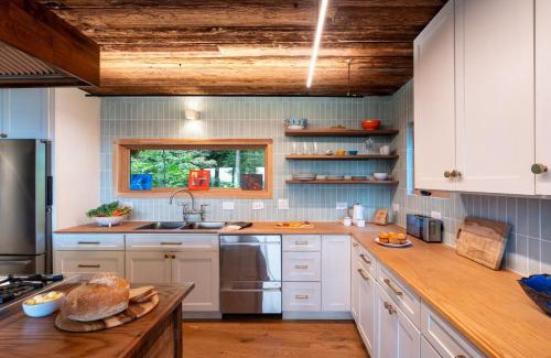 Glenford Casa | Modern Catskills Escape w Open Living Steam Shower Hot Tub w Mountain Views Minutes from Woodstock Trails Suncliff Vista