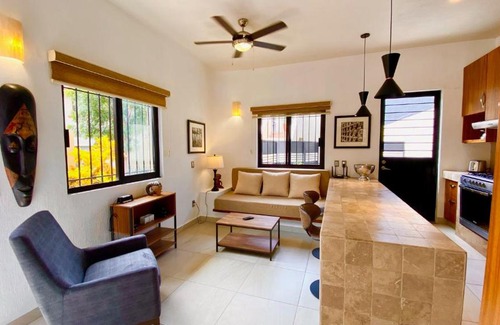 San Antonio Tlayacapan Casa | Modern Central 1 Bedroom Guesthouse -Bikes - Huge Patio - Gym - Pickleball Court