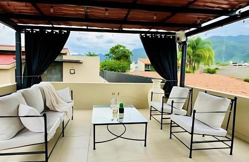 San Antonio Tlayacapan Casa | Modern Central 1 Bedroom Guesthouse -Bikes - Huge Patio - Gym - Pickleball Court