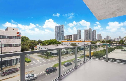Northeast Miami Apartamento | Modern Central 2-bedroom 2-bathroom Pool Parking