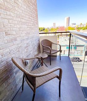 Mid-Wilshire Hotel | Modern Central Hideaway