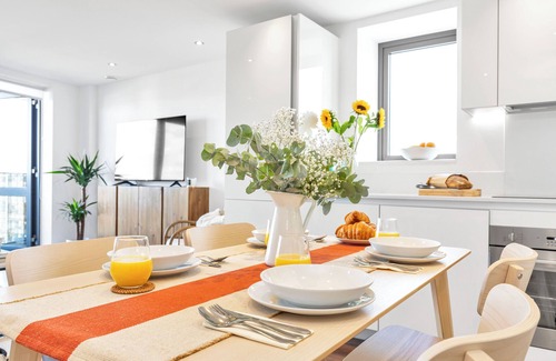 East Walworth Apartamento | Modern Central Luxe Apt with Balcony and Views / 10 mins from Tower Bridge!