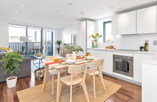 East Walworth Apartamento | Modern Central Luxe Apt with Balcony and Views / 10 mins from Tower Bridge!