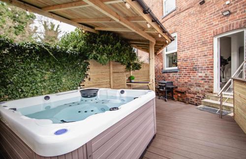 Sheffield Casa | Modern Central Luxury Home with Hot Tub Sauna 12PPL