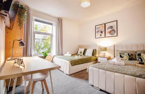 Sheffield Casa | Modern Central Luxury Home with Hot Tub Sauna 12PPL
