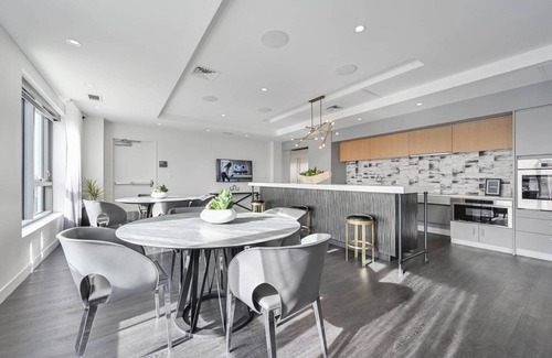 Central Square Apartamento | Modern Central Square 1BR w/ W/D, Doorman, near T, by Blueground