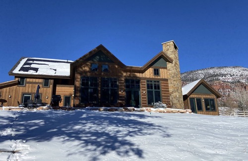Eagle Chalet De Esquí | Modern Chalet on the River. Hot Tub, Fireplace , Newly furnished Fishing, Hiking