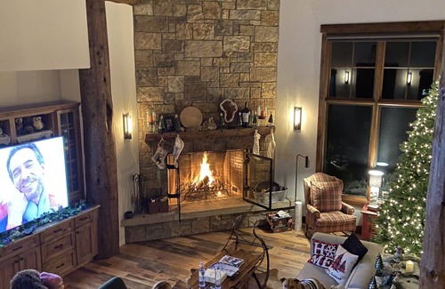 Eagle Chalet De Esquí | Modern Chalet on the River. Hot Tub, Fireplace , Newly furnished Fishing, Hiking