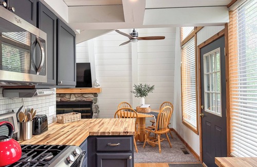 Harbor Springs Chalet De Esquí | Modern Chalet Retreat in Harbor Springs w/ Fireplace