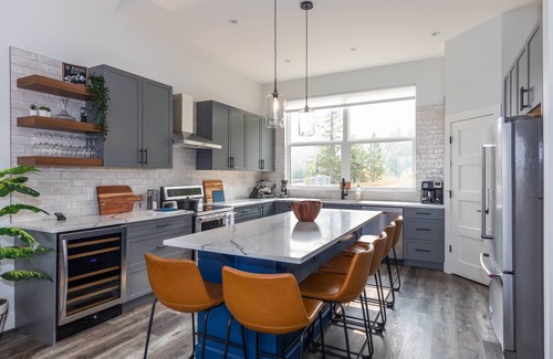 East Kootenay Casa | Modern chalet: ski in/ out ideal location 10 beds