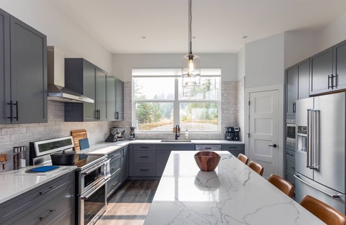 East Kootenay Casa | Modern chalet: ski in/ out ideal location 10 beds