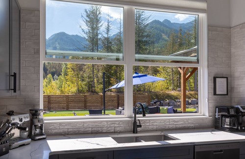East Kootenay Casa | Modern chalet: ski in/ out ideal location 10 beds