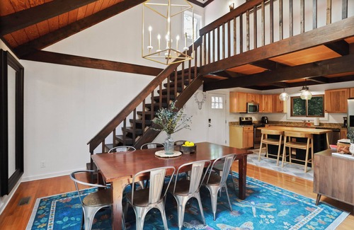 Basye Cabina | Modern Chalet with Hot Tub, Fire Pit & Mountain Views in Basye, VA