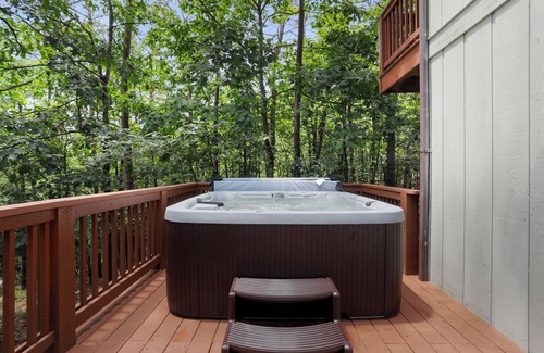 Basye Cabina | Modern Chalet with Hot Tub, Fire Pit & Mountain Views in Basye, VA