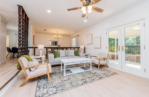 Perry Casa | Modern Charm at The Jade House, Fenced Yard, Fast Wifi