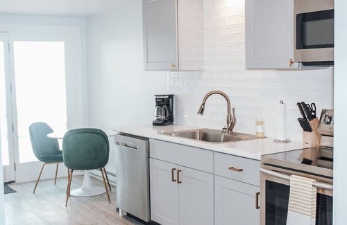 Clayton Condominio | Modern Chic 1-BR Unit in the Cottages on James