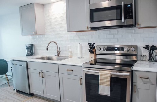 Clayton Condominio | Modern Chic 1-BR Unit in the Cottages on James