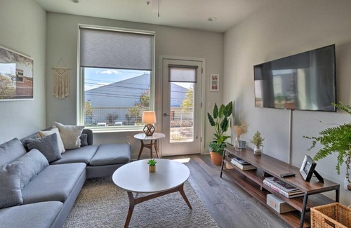 East Cesar Chavez Apartamento | Modern Chic Condo with Balcony and Pool, Walk to Downtown