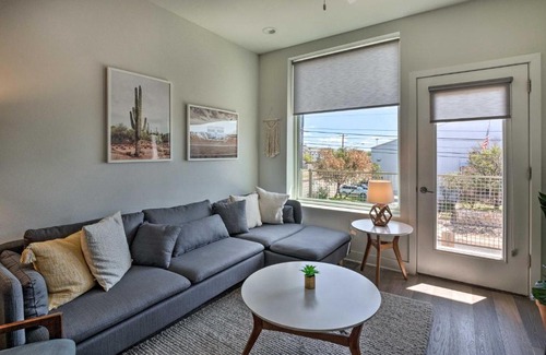 East Cesar Chavez Apartamento | Modern Chic Condo with Balcony and Pool, Walk to Downtown