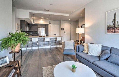 East Cesar Chavez Apartamento | Modern Chic Condo with Balcony and Pool, Walk to Downtown