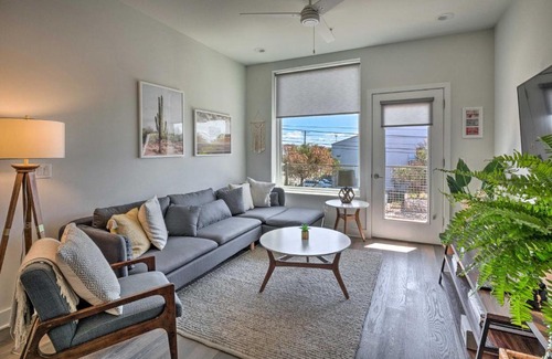 East Cesar Chavez Apartamento | Modern Chic Condo with Balcony and Pool, Walk to Downtown