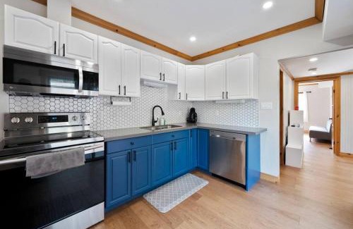 Waubaushene Casa | Modern Chic Cottage - Hot Tub, Sauna, Tay Trail