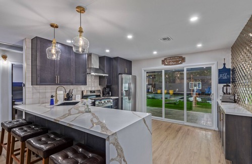 Garfield Casa | Modern Chic Downtown 3BD 3BR with Pool and Spa