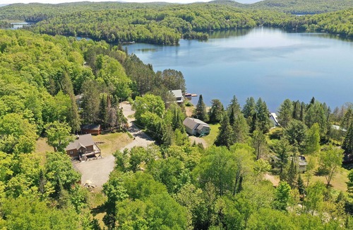 La Minerve Cabina | Modern Chic Lake House near Mont-Tremblant w/hot tub!
