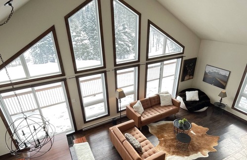 La Minerve Cabina | Modern Chic Lake House near Mont-Tremblant w/hot tub!