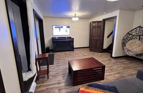 La Minerve Cabina | Modern Chic Lake House near Mont-Tremblant w/hot tub!