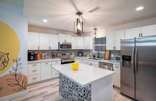Westbury Casa | Modern Chic Living 4BRs Home - Prime Location