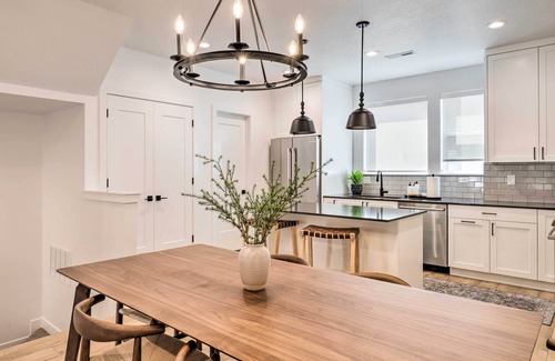 Central Business District Casa | Modern-Chic Provo Townhome 1 Mi to BYU Campus
