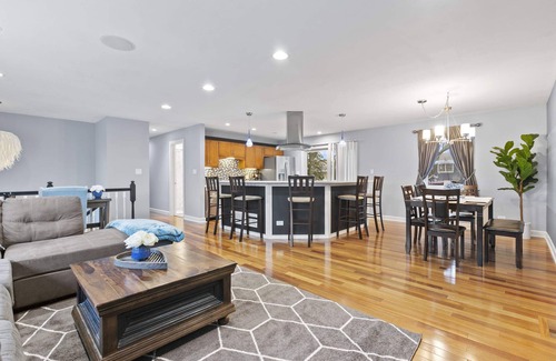 Downers Grove Casa | Modern Chicago Getaway