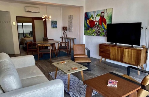 Colonia 5 de Diciembre Apartamento | Modern city living close to EVERYTHING