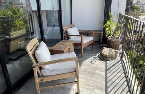 Colonia 5 de Diciembre Apartamento | Modern city living close to EVERYTHING