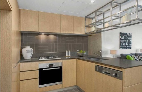 North Sydney Apartamento | Modern City Pad with Rooftop Pool and Gym